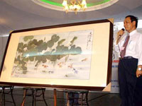 Họa sĩ Trương Hán Minh thuyết minh về bức tranh “Thanh hương ích viễn” trước khi đấu giá